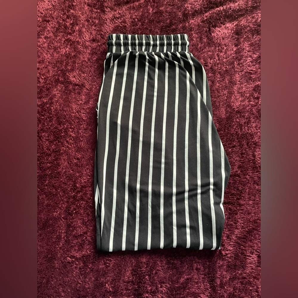 ShoSho Women’s Large Stretchy Black & White Stripped Pants.